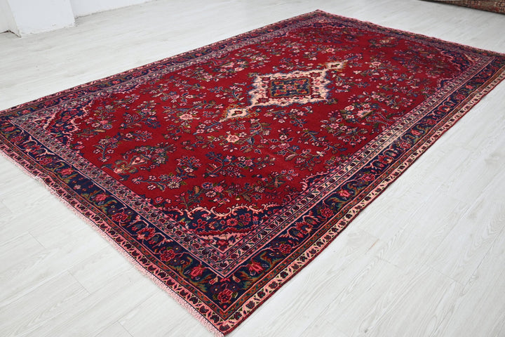 red Large rug 6' 6" x 10' 9"