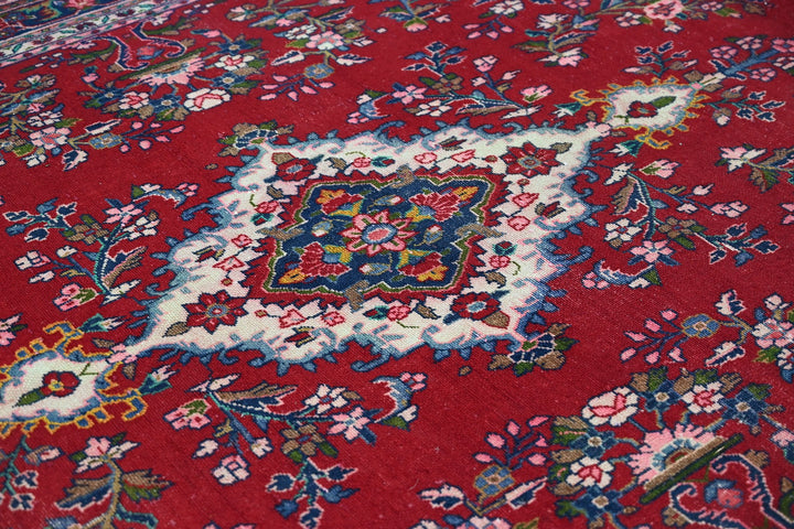 red Large rug 6' 6" x 10' 9"