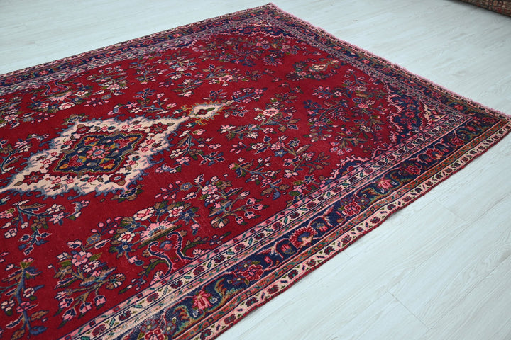 red Large rug 6' 6" x 10' 9"