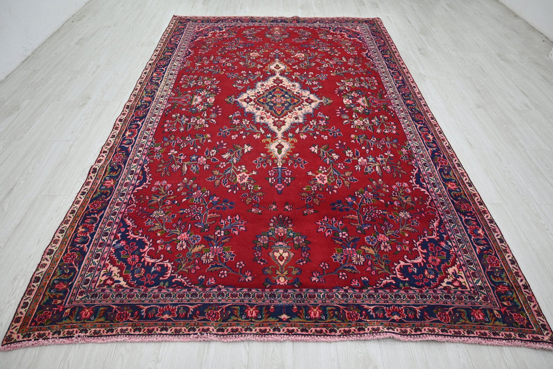 red Large rug 6' 6" x 10' 9"