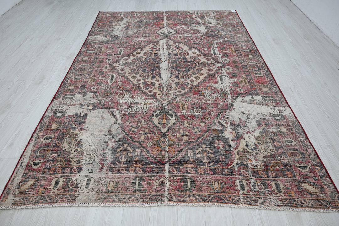 red Large rug 6' 7" x 10' 0"