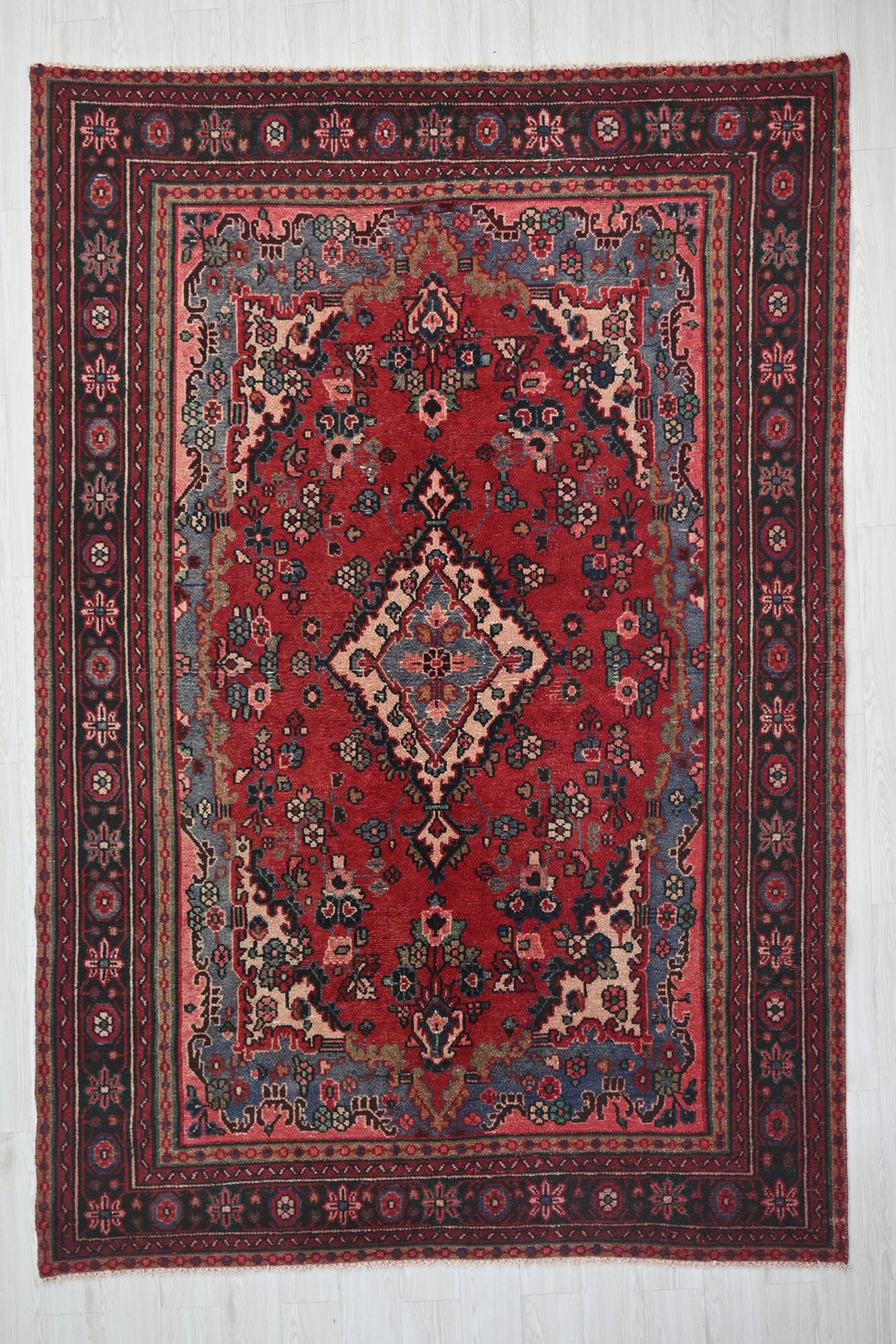 Large rug 6' 8" x 9' 6"