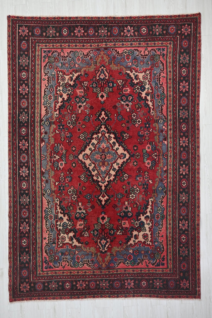 Large rug 6' 8" x 9' 6"