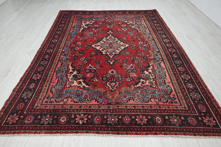 Large rug 6' 8" x 9' 6"