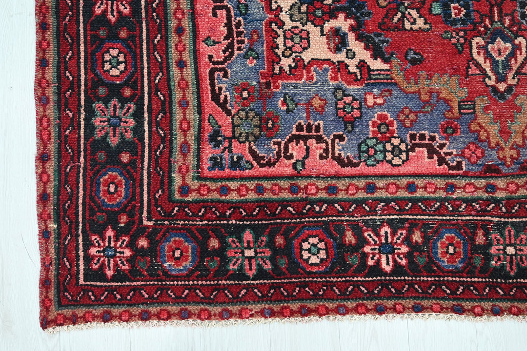 Large rug 6' 8" x 9' 6"