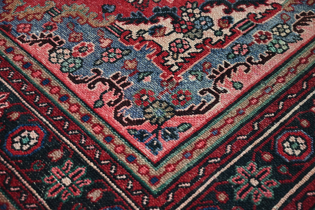 Large rug 6' 8" x 9' 6"
