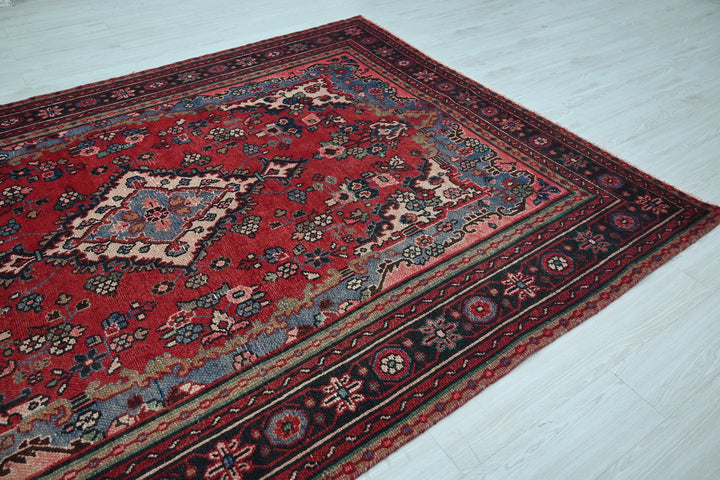 Large rug 6' 8" x 9' 6"