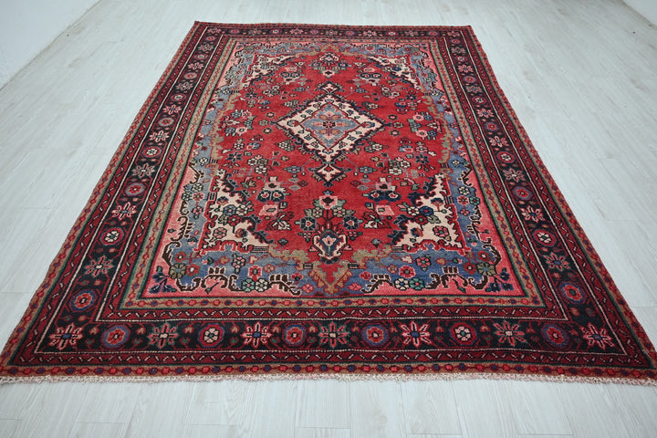 Large rug 6' 8" x 9' 6"