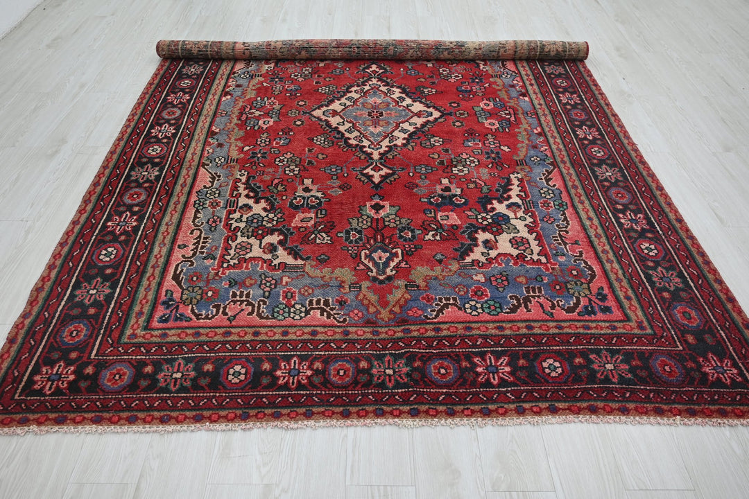 Large rug 6' 8" x 9' 6"