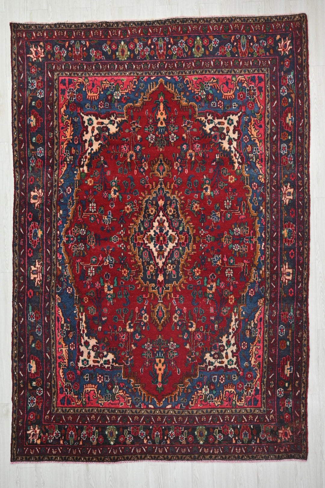 Large rug 6' 10" x 10' 1"