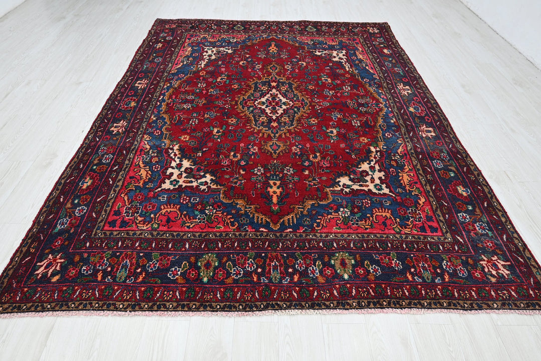 Large rug 6' 10" x 10' 1"