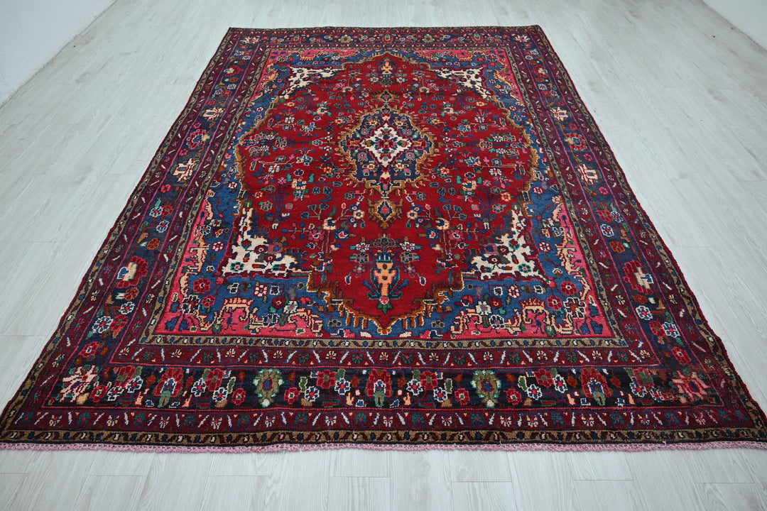 Large rug 6' 10" x 10' 1"