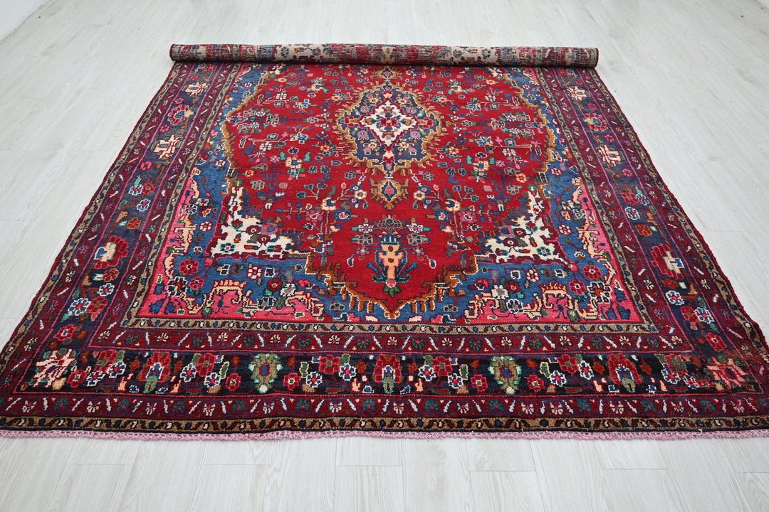 Large rug 6' 10" x 10' 1"