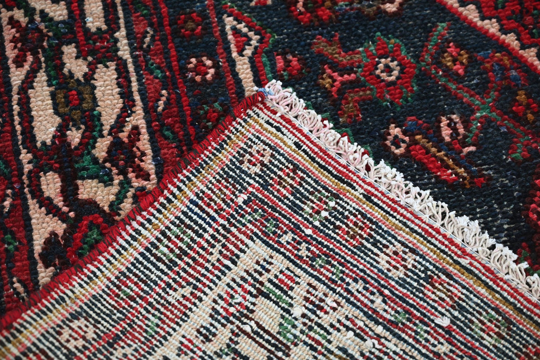 Large rug 6' 11" x 9' 8"