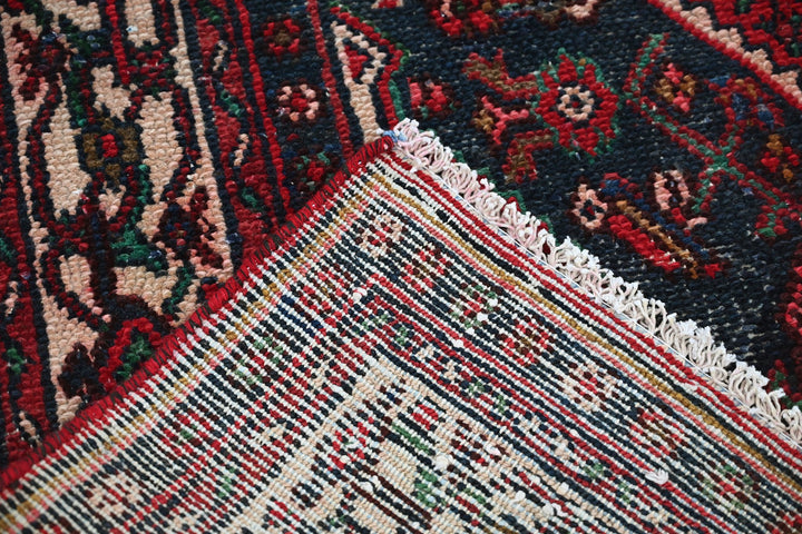 Large rug 6' 11" x 9' 8"