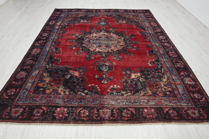 red Large rug 7' 3" x 10' 0"