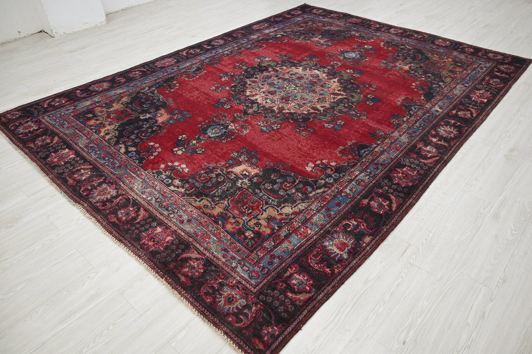 red Large rug 7' 3" x 10' 0"