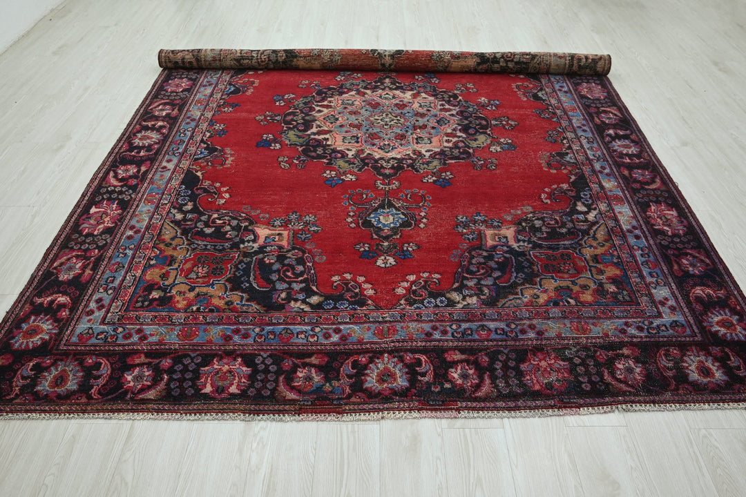 red Large rug 7' 3" x 10' 0"