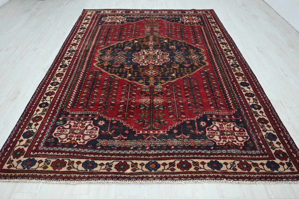red Large rug 6' 9" x 10' 0"