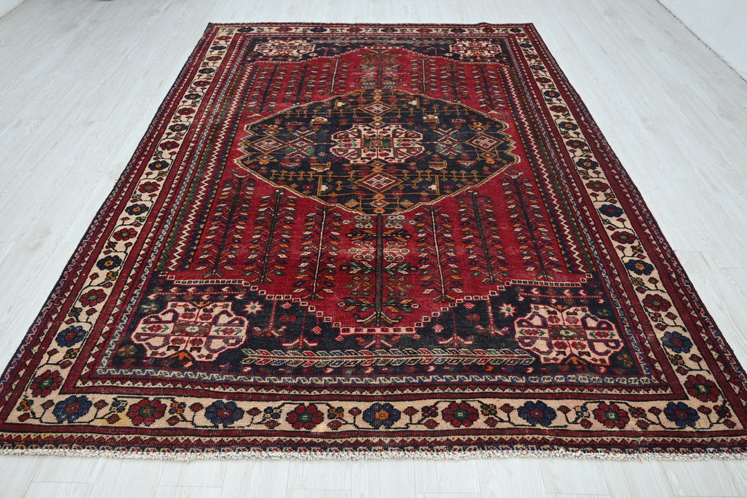 red Large rug 6' 9" x 10' 0"