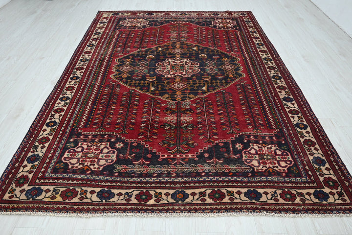 red Large rug 6' 9" x 10' 0"