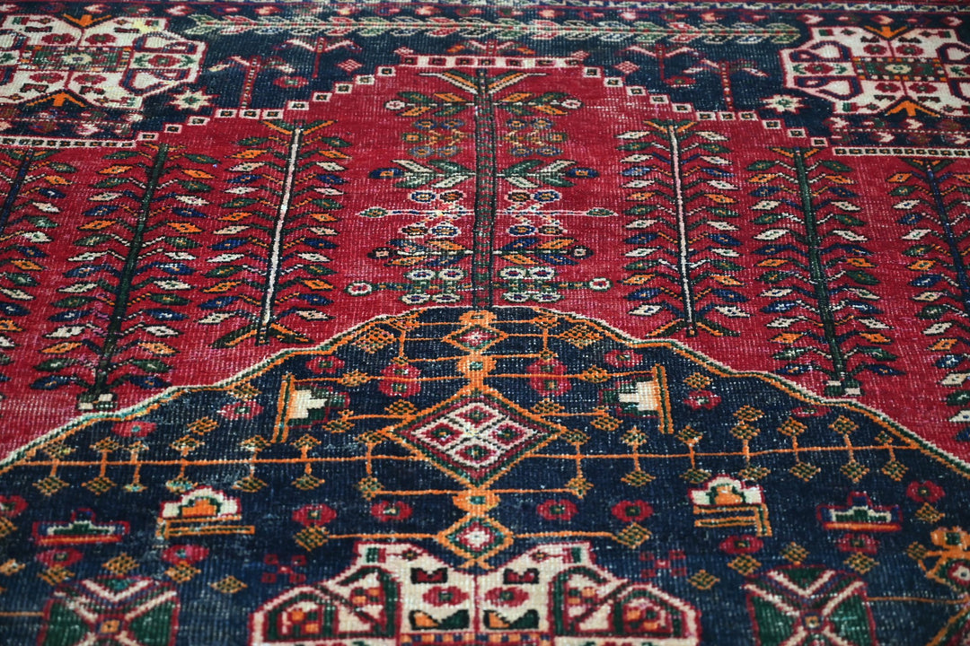 red Large rug 6' 9" x 10' 0"