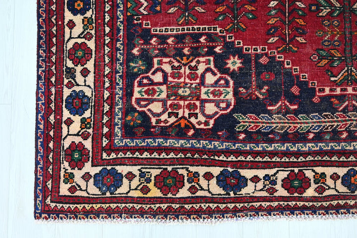 red Large rug 6' 9" x 10' 0"