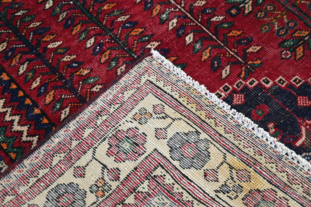red Large rug 6' 9" x 10' 0"