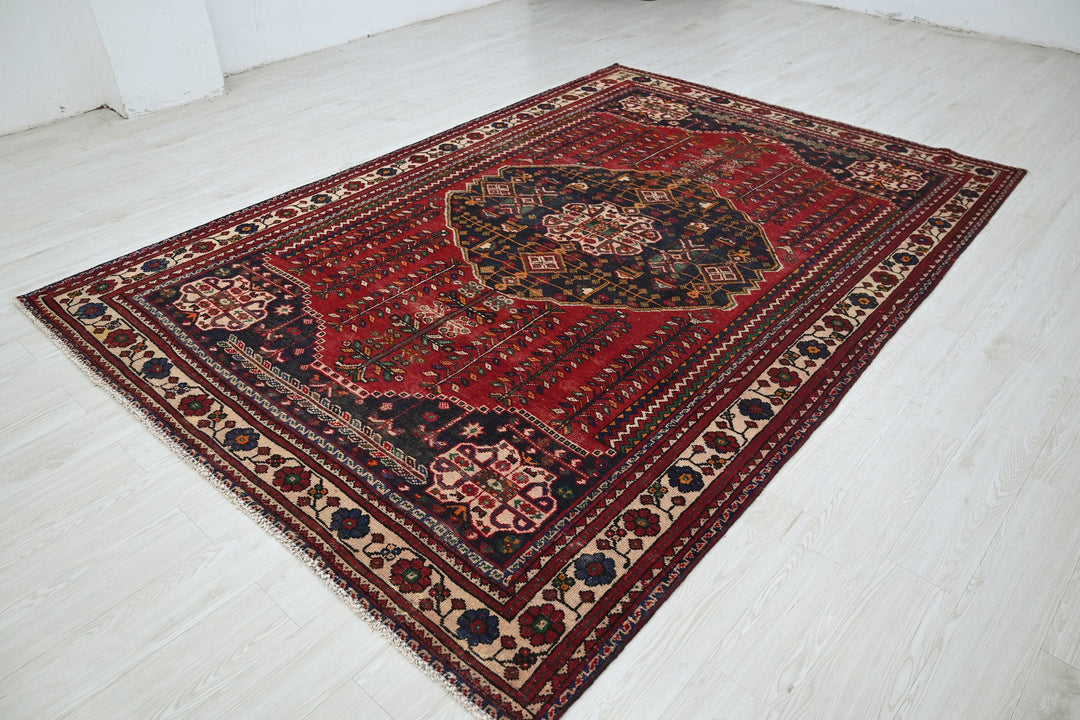 red Large rug 6' 9" x 10' 0"