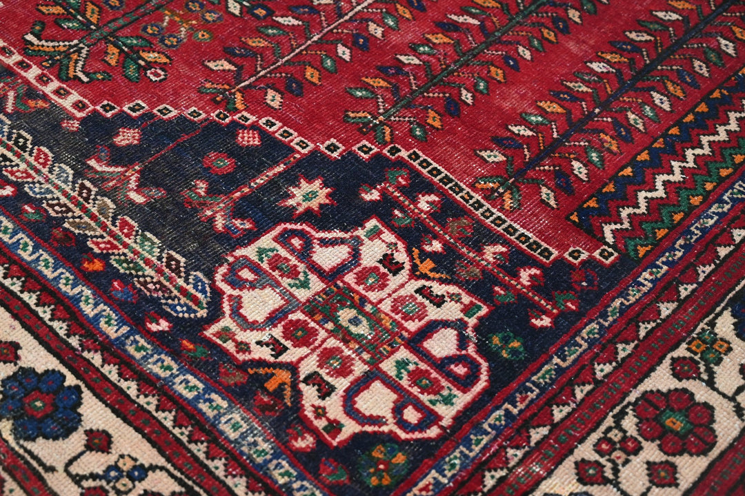 red Large rug 6' 9" x 10' 0"