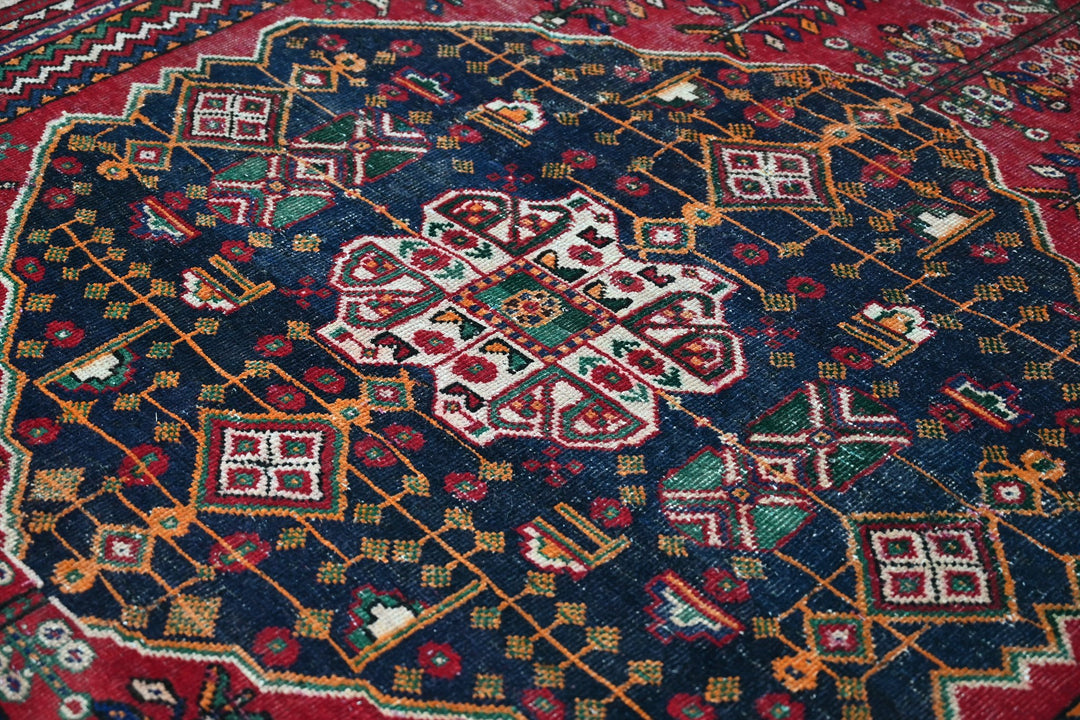 red Large rug 6' 9" x 10' 0"