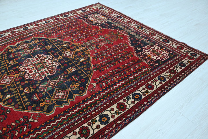 red Large rug 6' 9" x 10' 0"
