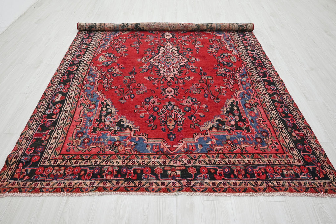 Large rug 6' 9" x 9' 10"