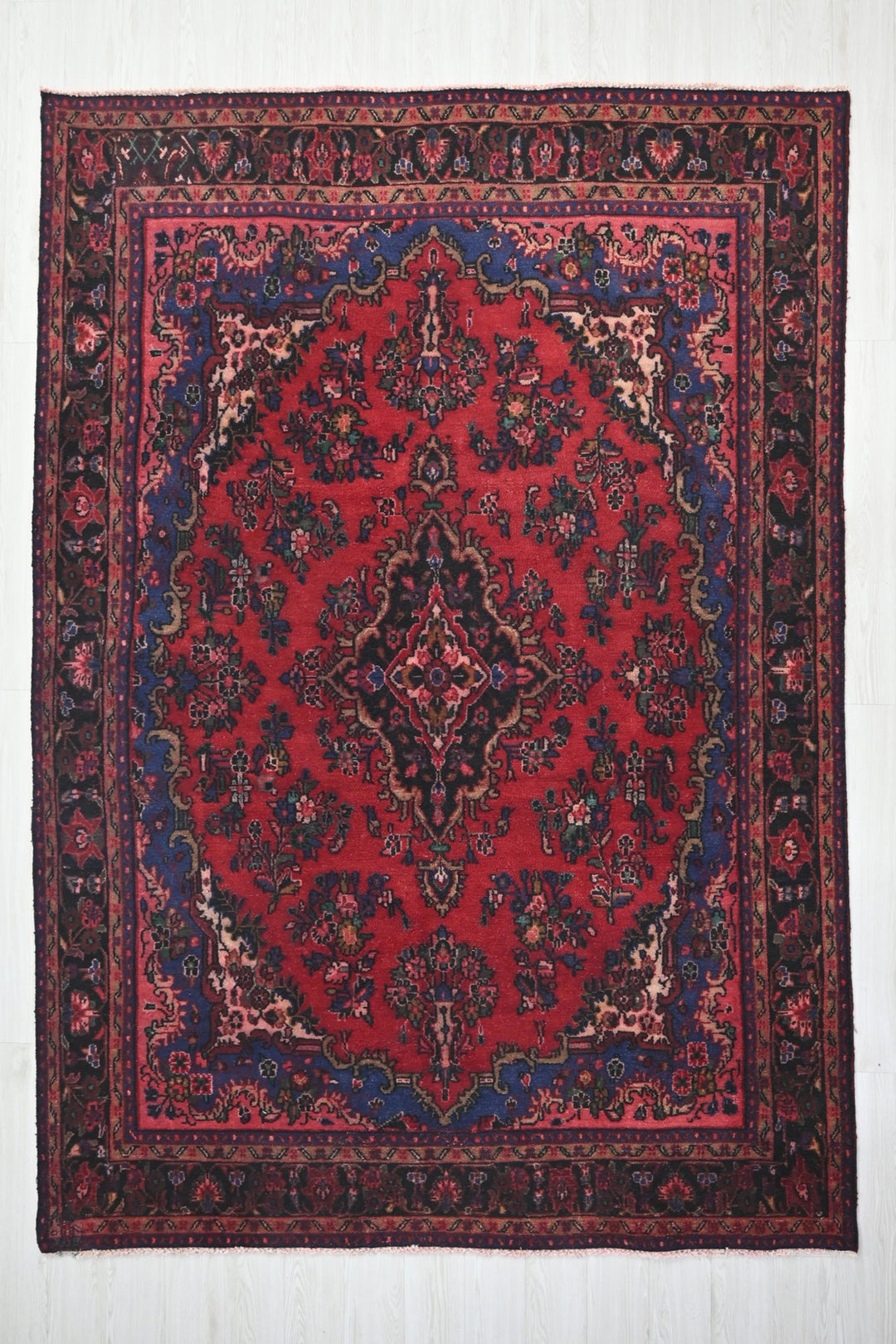 Large rug 6' 9" x 9' 8"