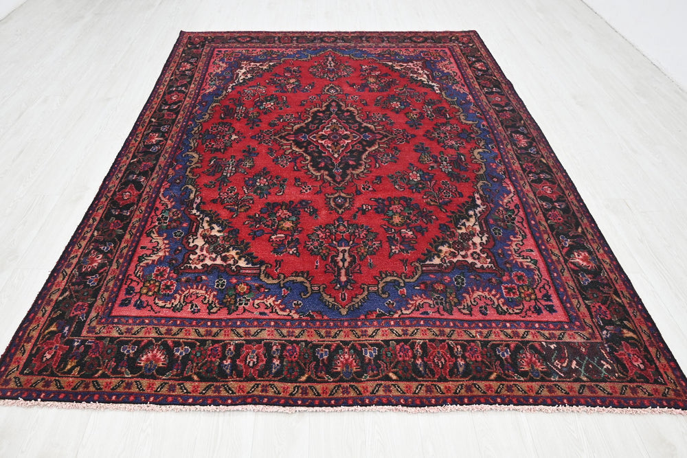 Large rug 6' 9" x 9' 8"