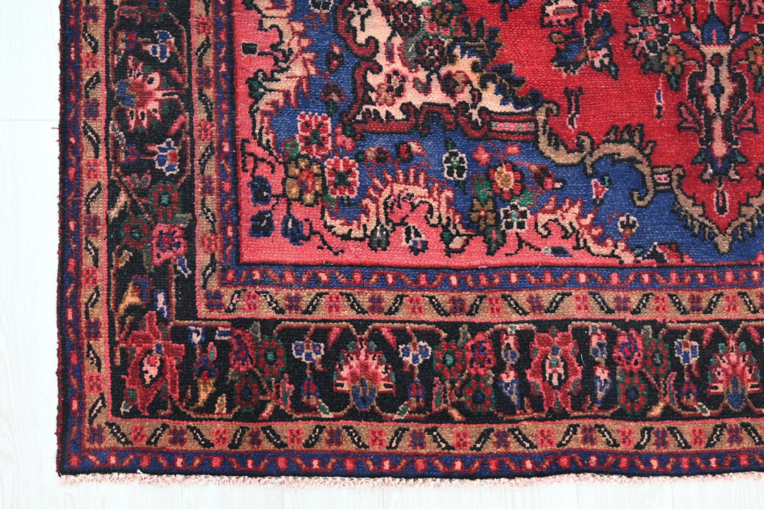 Large rug 6' 9" x 9' 8"