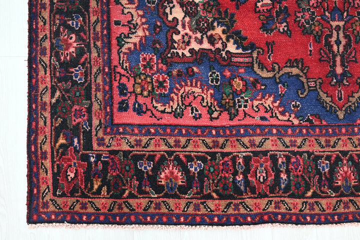 Large rug 6' 9" x 9' 8"