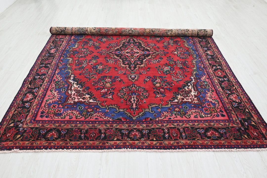 Large rug 6' 9" x 9' 8"