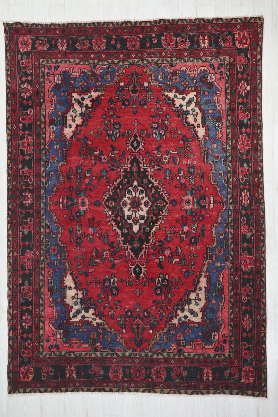 red Large rug 6' 9" x 9' 6"