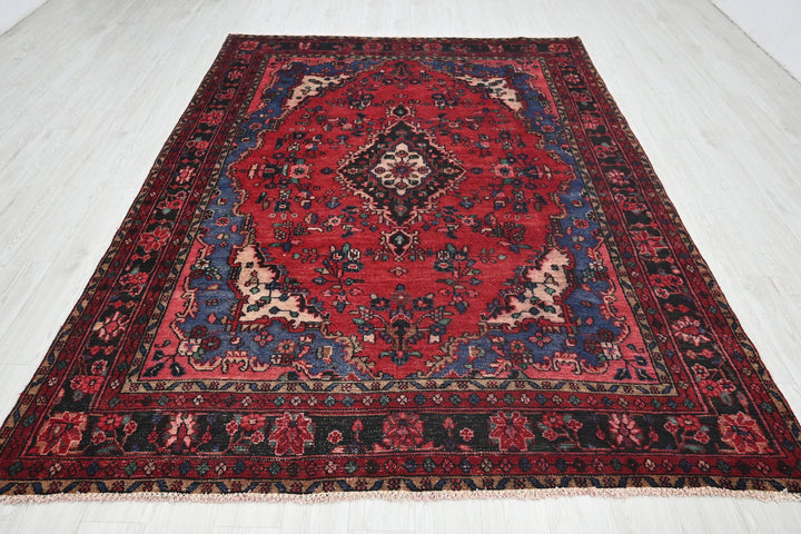 red Large rug 6' 9" x 9' 6"