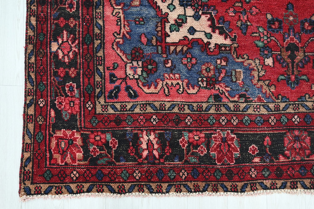 red Large rug 6' 9" x 9' 6"