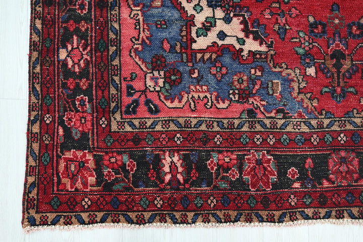 red Large rug 6' 9" x 9' 6"