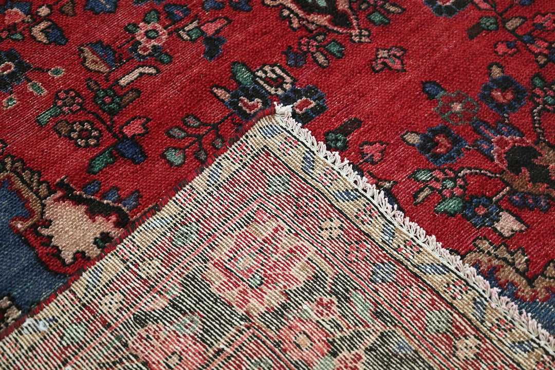 red Large rug 6' 9" x 9' 6"