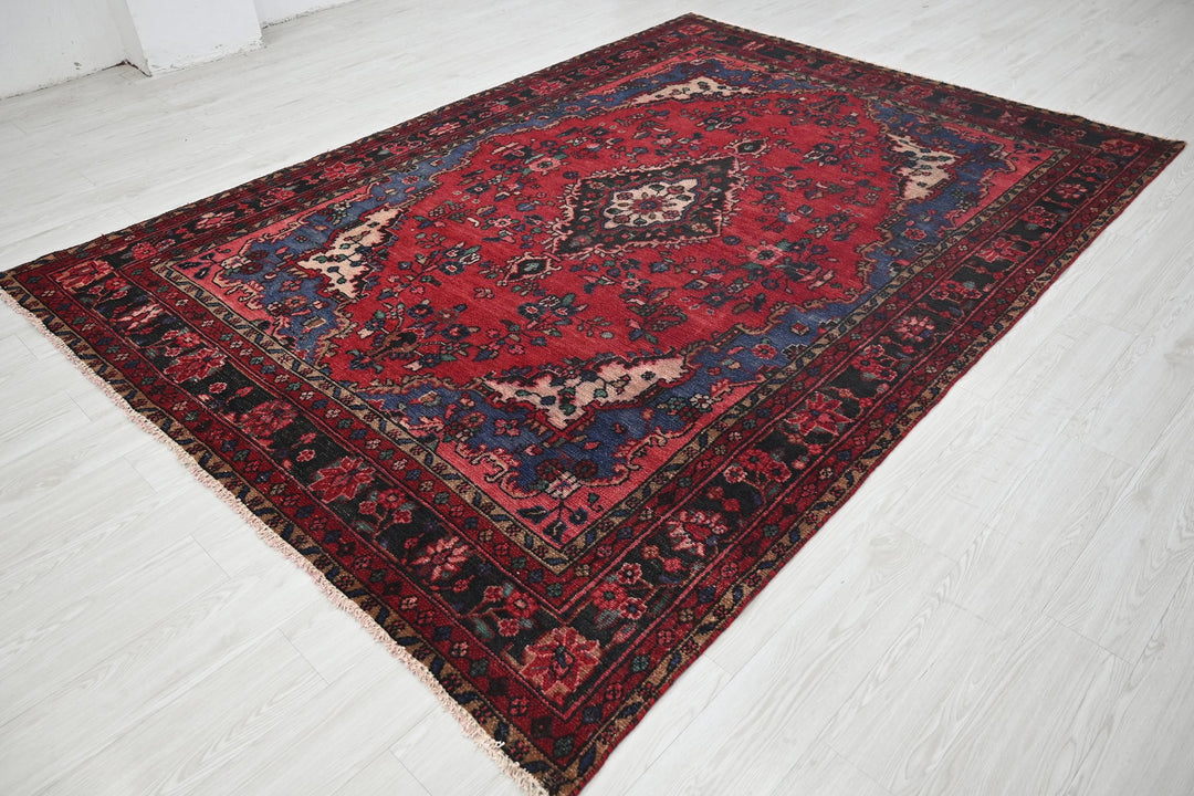 red Large rug 6' 9" x 9' 6"