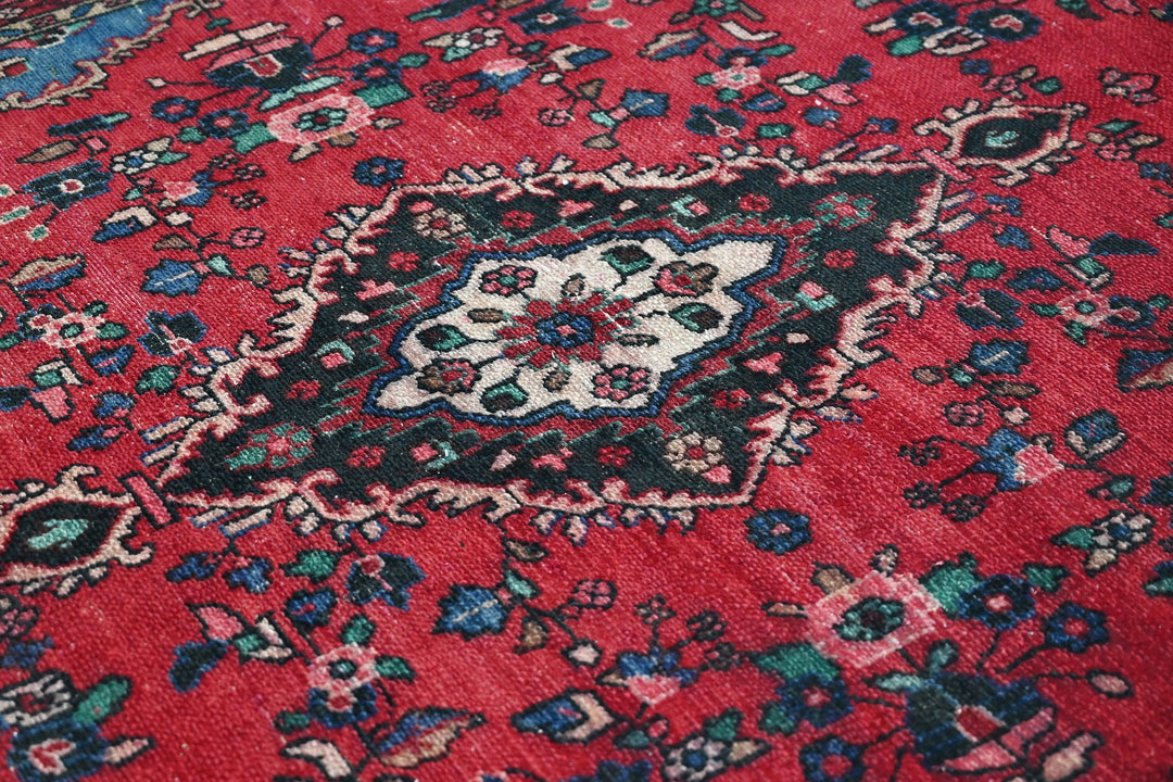 red Large rug 6' 9" x 9' 6"