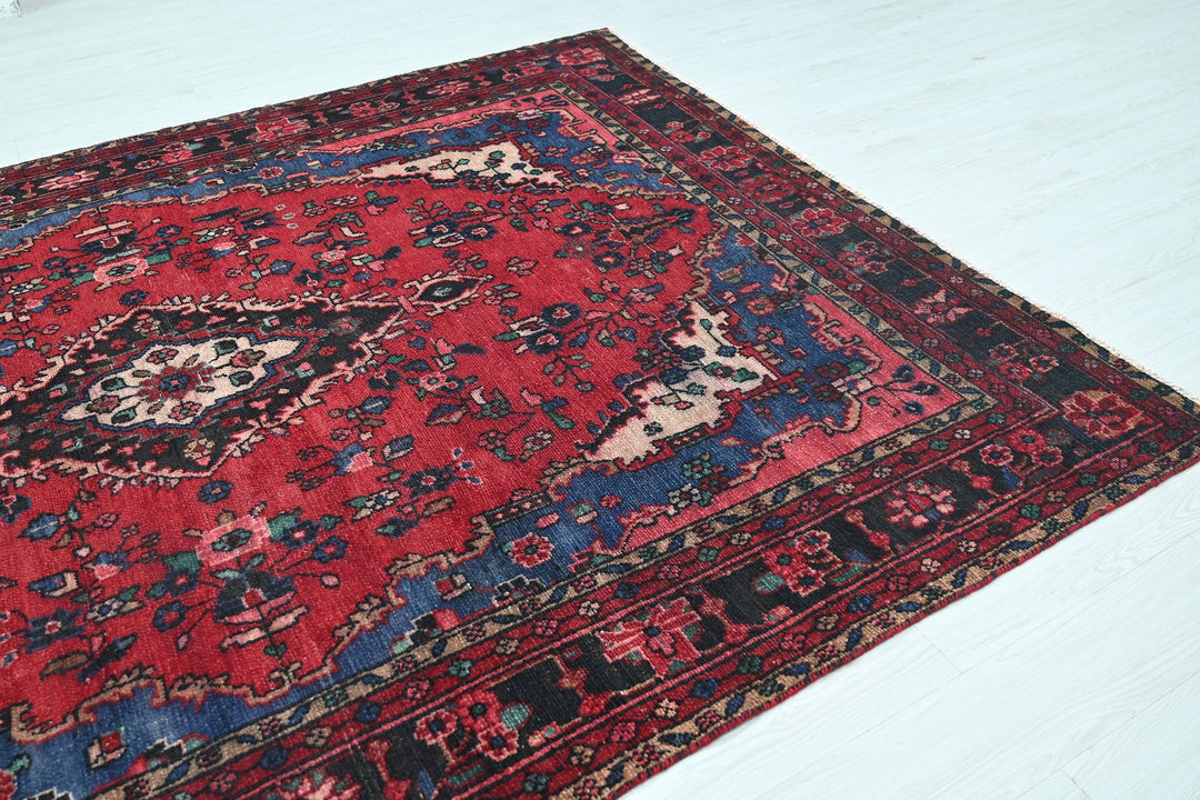 red Large rug 6' 9" x 9' 6"