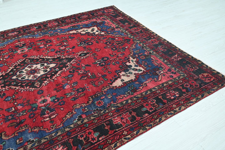 red Large rug 6' 9" x 9' 6"