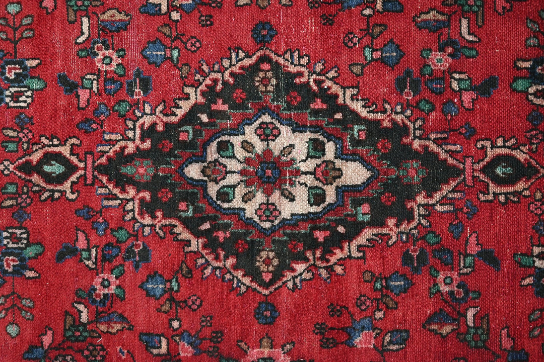 red Large rug 6' 9" x 9' 6"