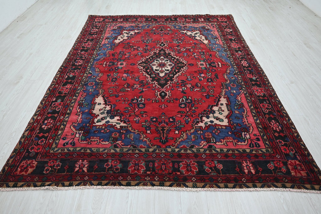 red Large rug 6' 9" x 9' 6"
