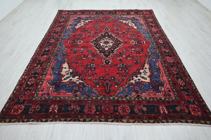red Large rug 6' 9" x 9' 6"